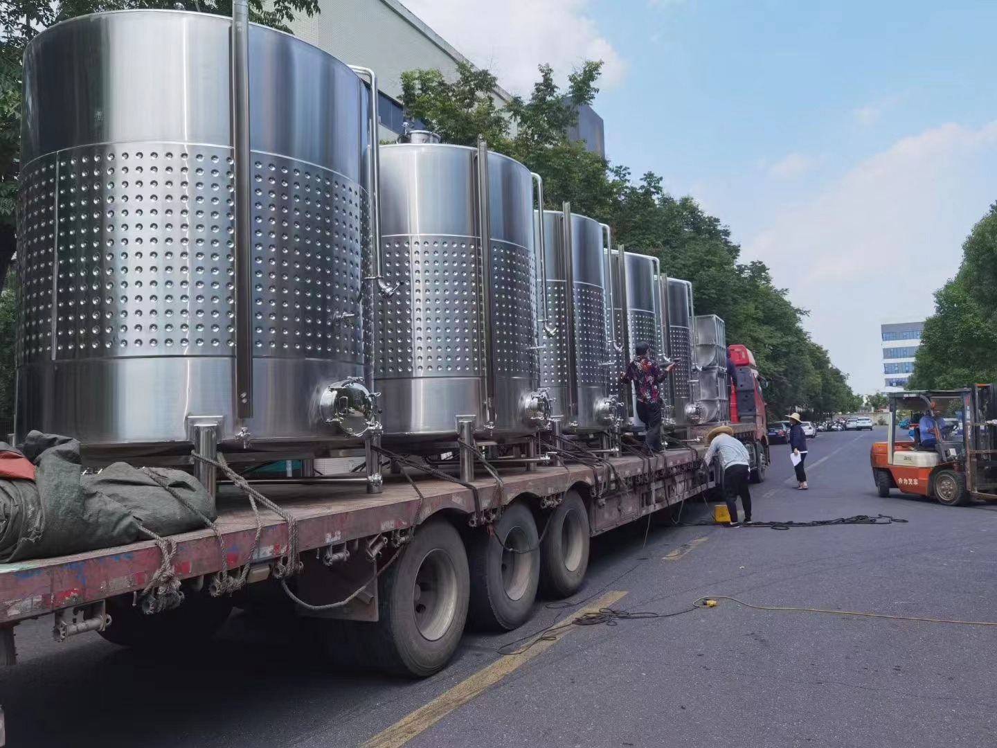 山東濰坊市安丘市的一車果酒設(shè)備已發(fā)出！