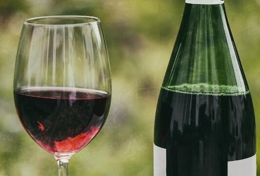 紅酒有沉淀物是這么回事還可以喝嗎？